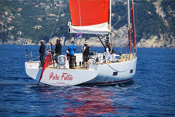 Pura Follia, vista da poppa con le vele rosse
