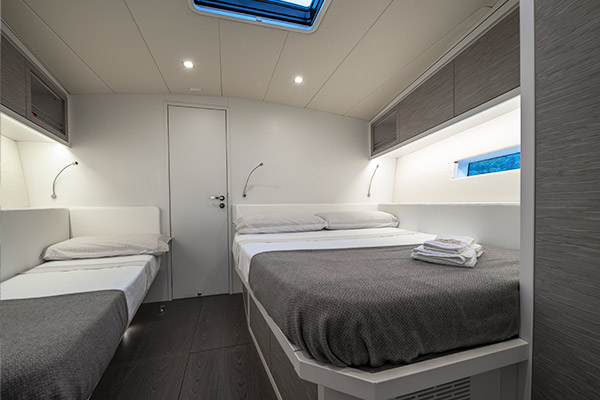 Cabina ospiti: luce naturale e ambienti accoglienti