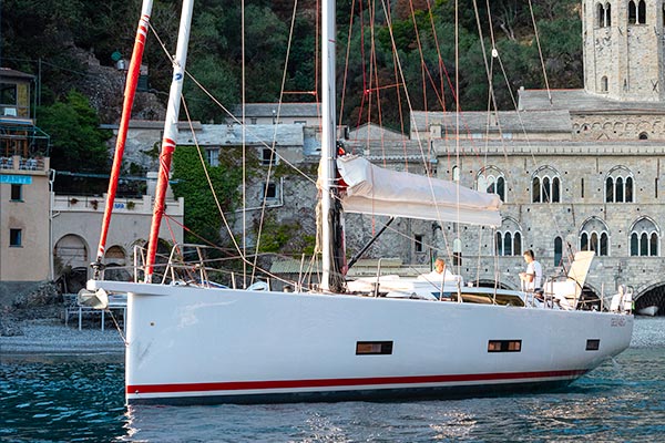 Vista laterale dello yacht a vela Pura Follia ICE 60