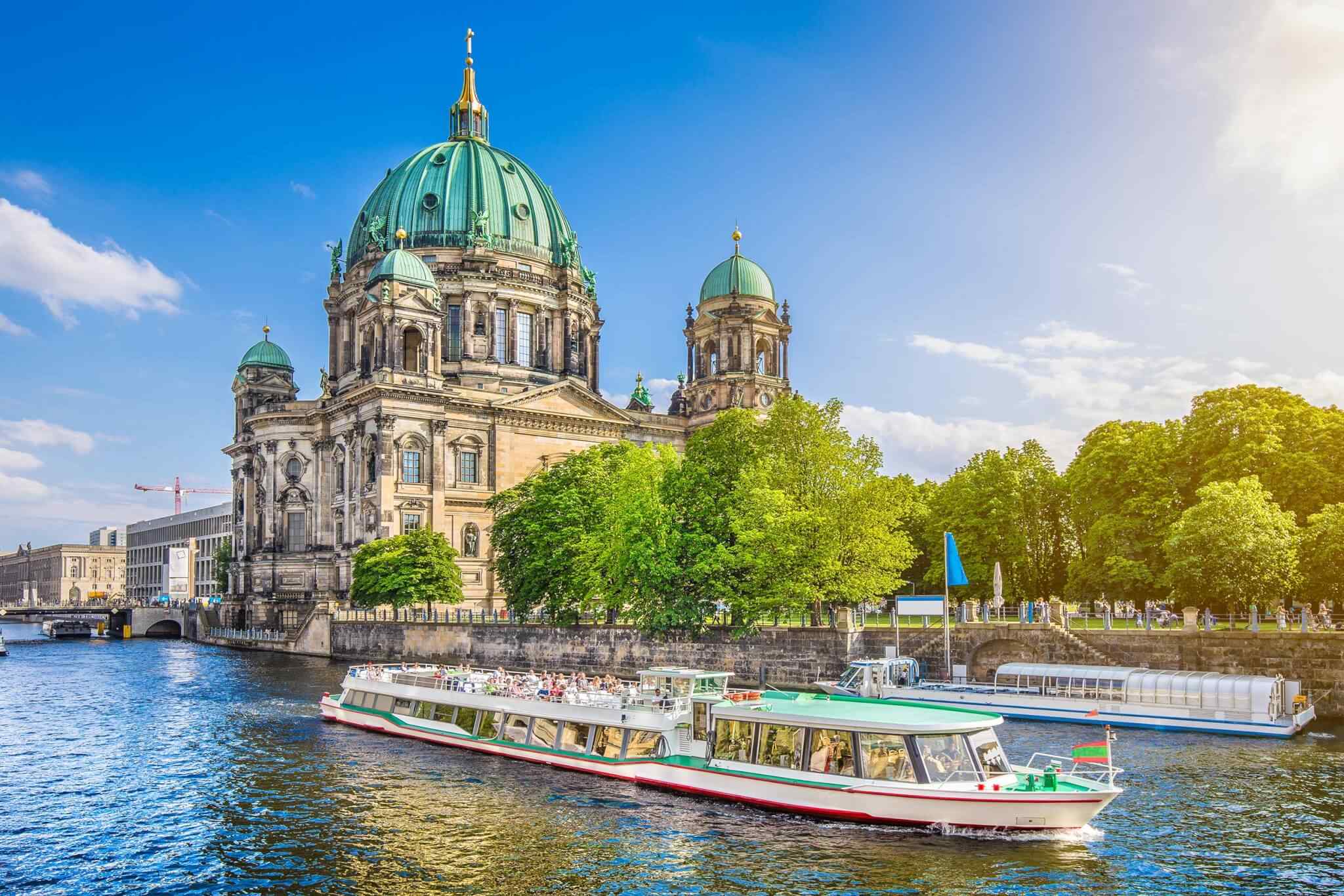 https://www.maremmaescursioni.it/wp-content/uploads/2018/09/destination-berlin-02.jpg