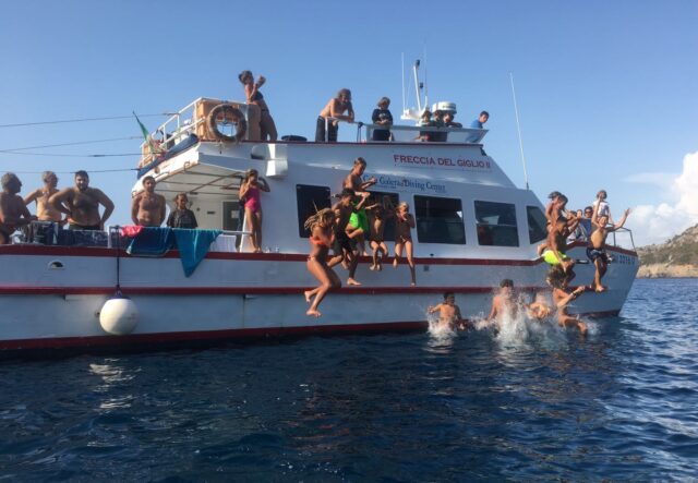 https://www.maremmaescursioni.it/wp-content/uploads/2023/03/Catamarano-02-640x443.jpg